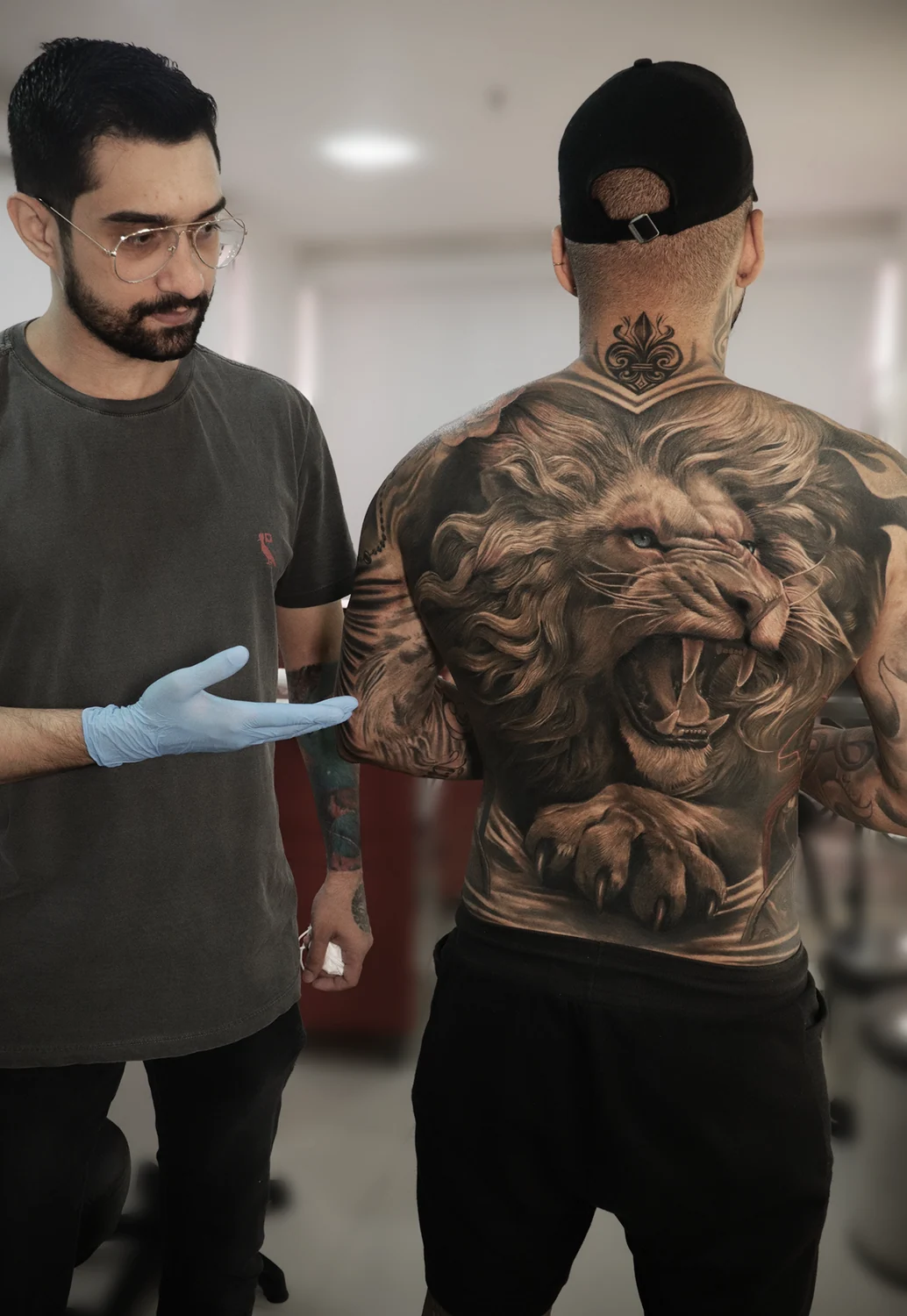 Lucas Franca apresenta uma tatuagem de leão em fechamento de costas
